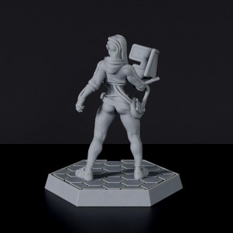 Sci fi female human police officer with shield - Harnabi miniature for Gridwars TCPD army